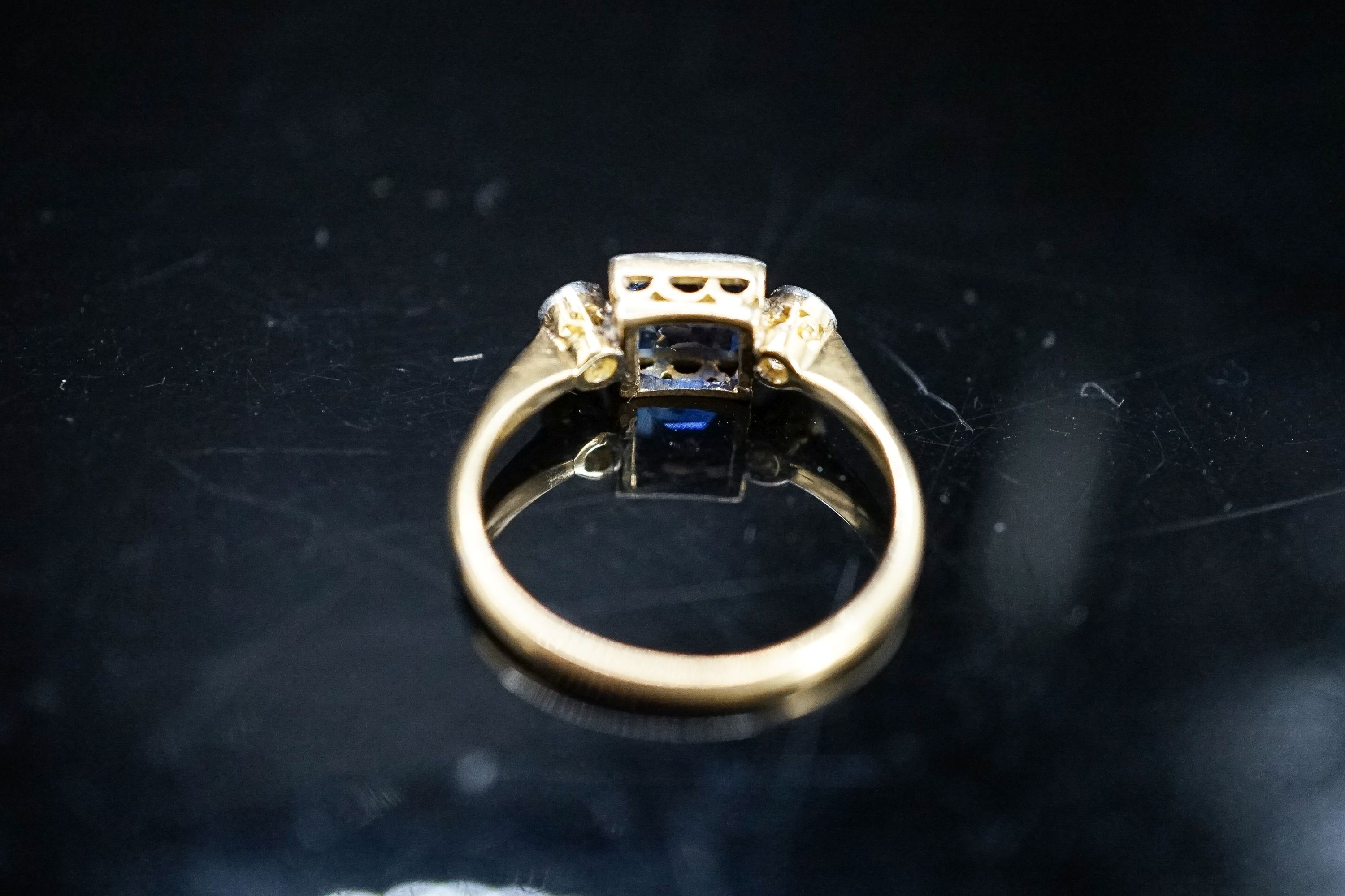 An 18ct & plat, single stone sapphire ring, with diamond set shoulders, size N/O, gross weight 2.9 grams.